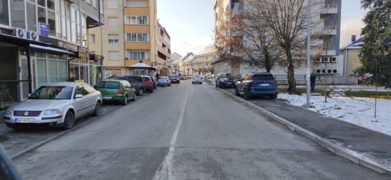 Stanje na putevima: Kolovozi pretežno suvi, na sjeveru mjestično poledica