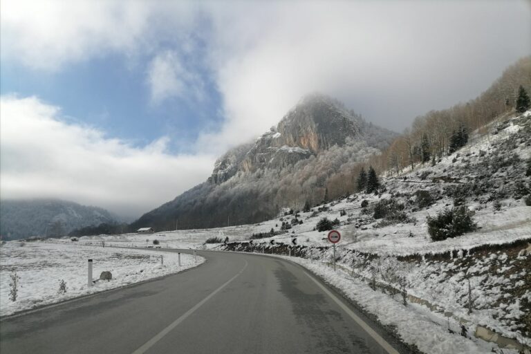 Kolovozi mokri i klizavi, smanjena vidljivost