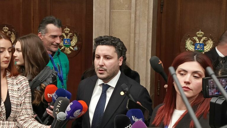 Abazović: Odgovornost za smrtne slučajeve u Nikšiću i Baru se ne utvrđuje, Ministarstvo zdravlja razvodnjava priču