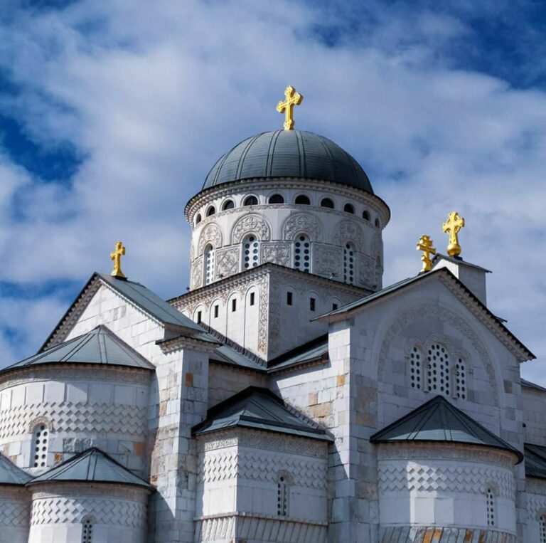 Mitropolija crnogorsko-primorska: Antisrpska i anticrkvena histerija na Cetinju – Da li je ovo aparthejd?
