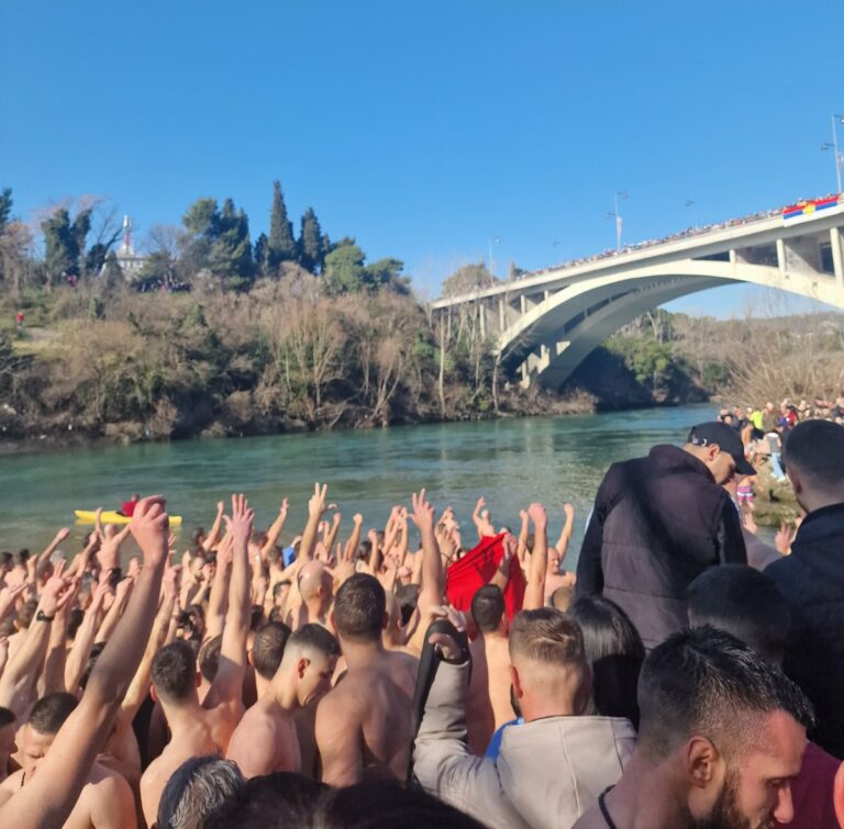 Tradicionalno plivanje za Časni krst u više gradova u Crnoj Gori