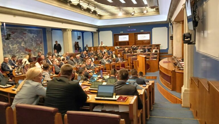 Građani finansiraju političke partije: Milione troše, novca im neće faliti ni ove godine