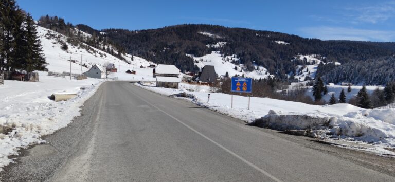 AMSCG: Mokri i klizavi kolovozi, učestali sitniji odroni i magla