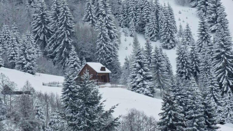 Izuzetno hladno jutro: U Crnoj Gori izmjereno -28 stepeni