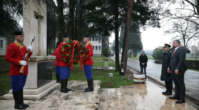 Krapović položio vijence u danilovgradskoj i podgoričkoj kasarni