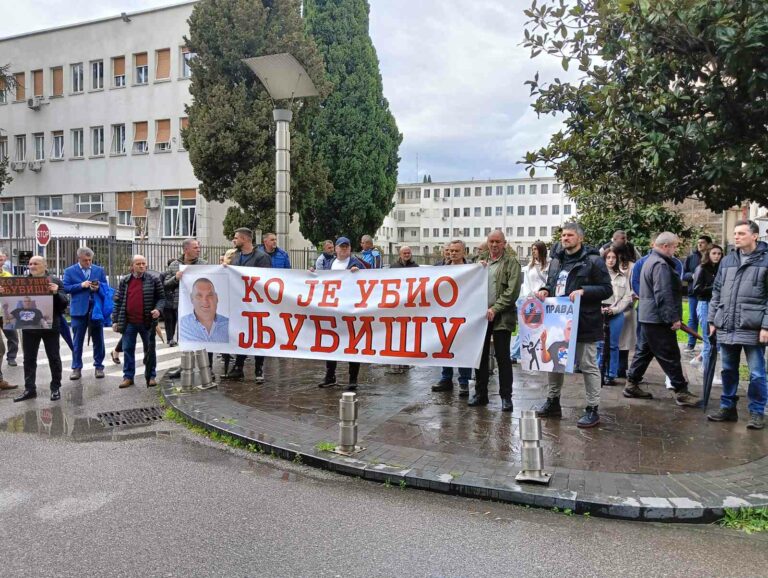 Protest ispred Višeg suda: Zlikovci za Ljubišino ubistvo slobodno šetaju, pravde nema