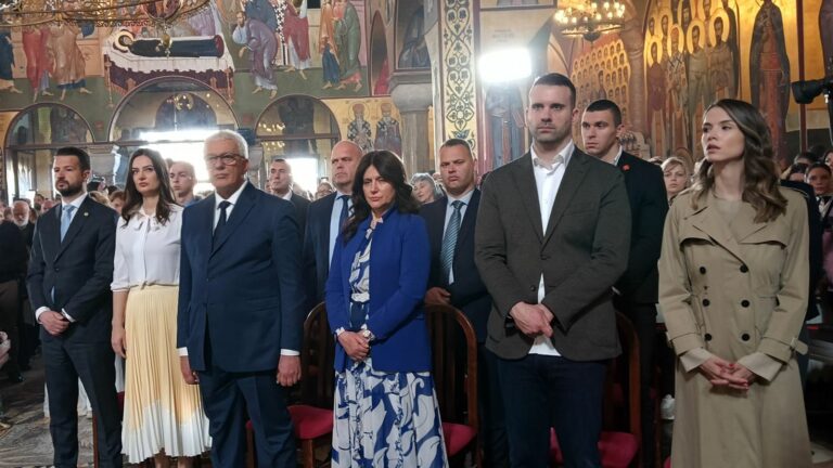 Spajić, Milatović, Mandić sa suprugama na Vaskršnoj liturgiji