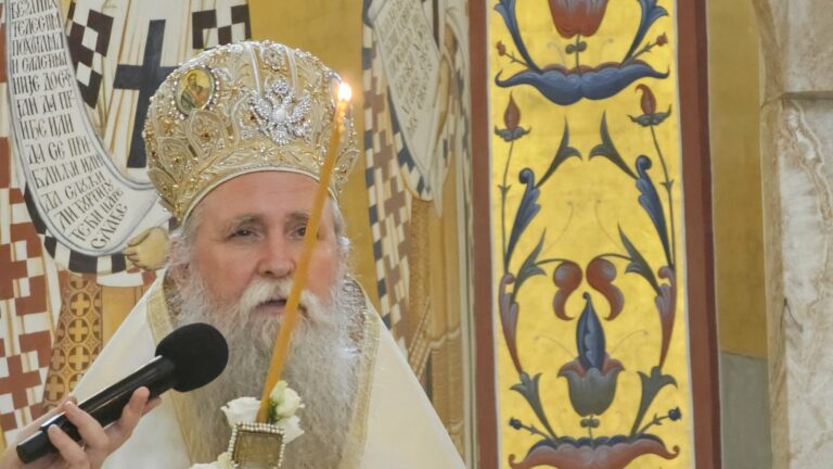 Mitropolit Joanikije služio vaskršnju liturgiju u hramu Hristovog vaskrsenja