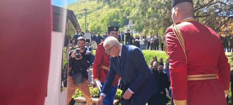 Mandić položio vijenac na spomenik žrtvama NATO bombardovanja Murina