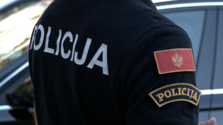 Pojačane kontrole policije: Oduzeti noževi, ručni sprejevi, droga…