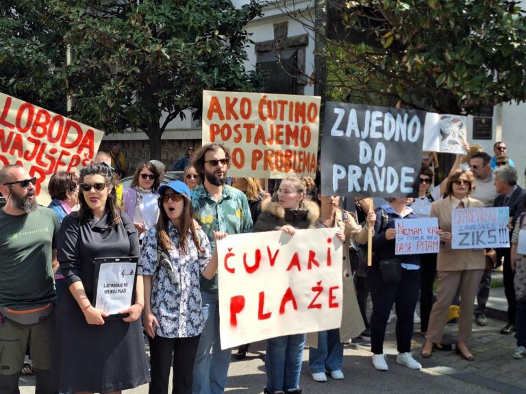 Performans ispred Skupštine: Nemojte izdati Crnu Goru