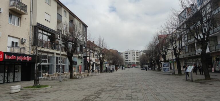 Umjereno do potpuno oblačno, uz slabu kišu