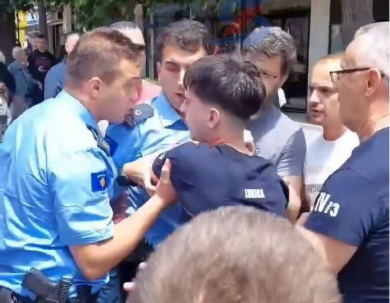 (VIDEO) Incident u Kosovskoj Mitrovici: Policajac hvatao za vrat i maltretirao srpskog maturanta, spasili ga građani i profesori