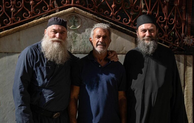 Mel Gibson posjetio Hilandar, objavljene prve fotografije