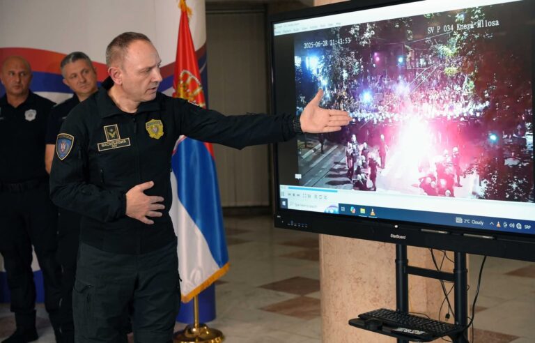 Direktor policije Srbije: Povređeno šest policajaca, ima i povređenih građana, akcija je pri kraju /video/