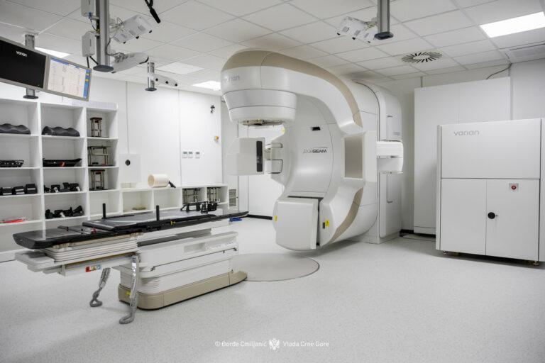 Klinički centar Crne Gore dobio najsavremeniji linearni akcelerator za liječenje malignih bolesti