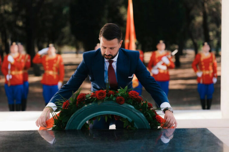 (FOTO/VIDEO) Milatović položio vijenac na spomenik Partizanu borcu na Gorici