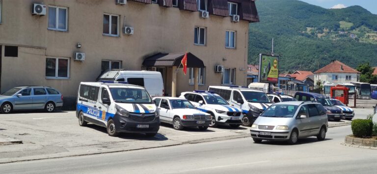 Beranac osumnjičen da je vozilom presreo auto sugrađanina, pa na njega fizički nasrnuo