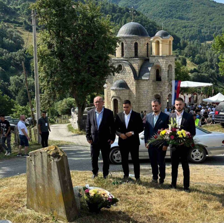 PREDSTAVNICI SLOBODNE CRNE GORE ODALI POČAST ŽRTVAMA GENOCIDA U VELICI