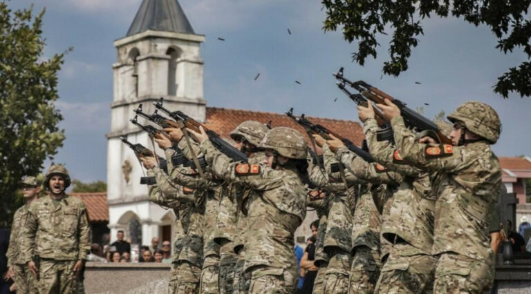 Dejan Božović sahranjen uz počasnu paljbu Vojske Crne Gore