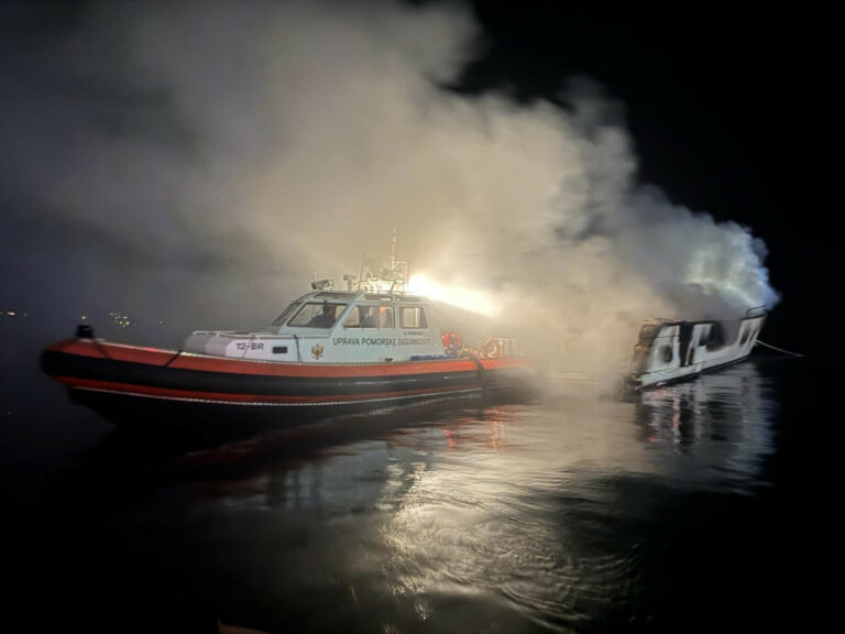 UPSUL: Ugašen požar na jahti u Luci Budva i spriječeno zagađenje mora