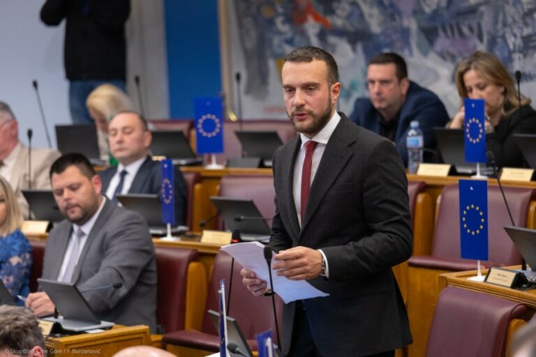 Urošević objavio diplome: Pretpostavljam da bih po prosječnim ocjenama teško nadmašio Đukanovića