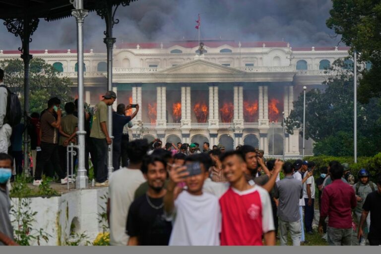 (FOTO,VIDEO) Nepal: Zapaljene rezidencije, zgrade vlade, parlamenta i najveće medijske kuće