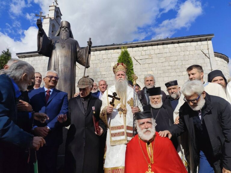 U Kolašinu otkriven spomenik mitropolitu Amfilohiju