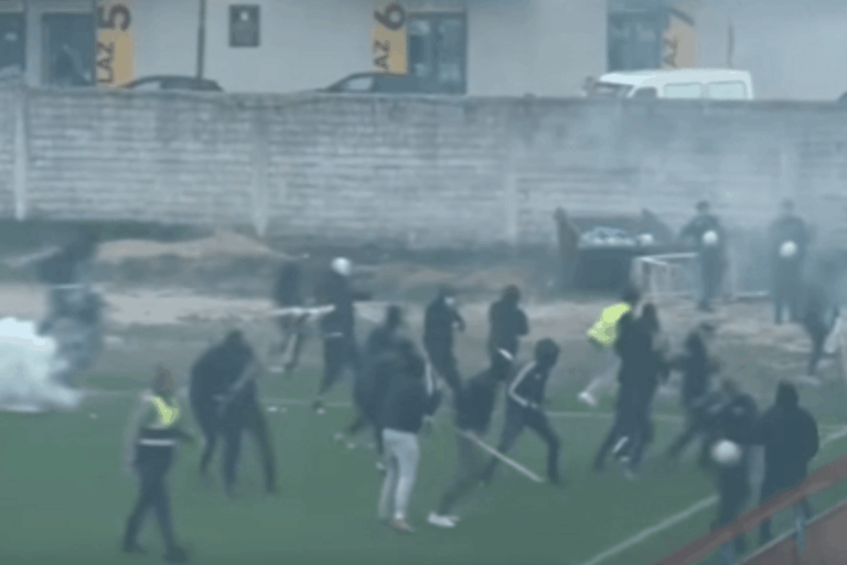 (VIDEO) Opšti haos na utakmici u Nikšiću: Maskirani huligani uletjeli na teren, palicama i bakljama napali suparničke navijače