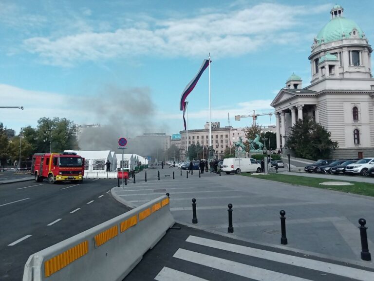 (VIDEO) Pucnjava ispred Skupštine Srbije: Osumnjičeni ranio jednu osobu, zapalio i šator