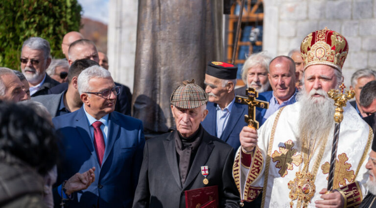 Mandić na otkrivanju spomenika mitropolitu Amfilohiju: Crna Gora će zauvijek biti ponosna što je imala takvog duhovnog gorostasa