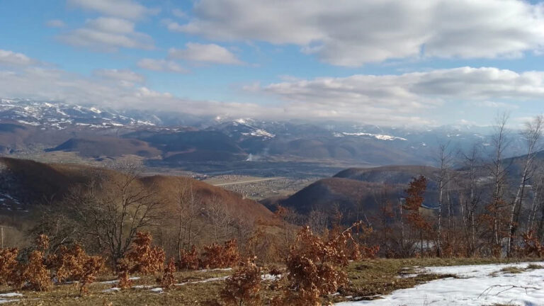 Umjereno do potpuno oblačno, povremeno slaba do umjerena kiša