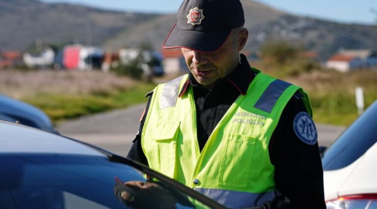 Sedam vozača uhapšeno u Budvi, maloljetnici zatečeni u konzumaciji alkohola