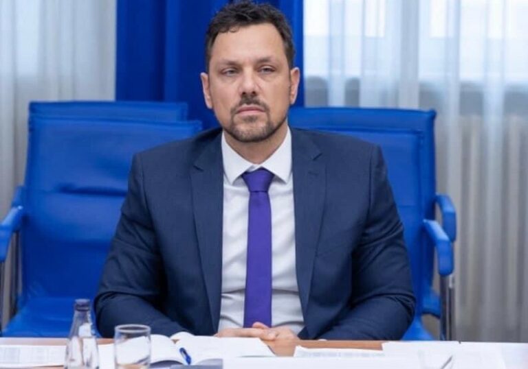 Kadić se vratio u kabinet i poručio: Ja sam legitimni direktor FZO