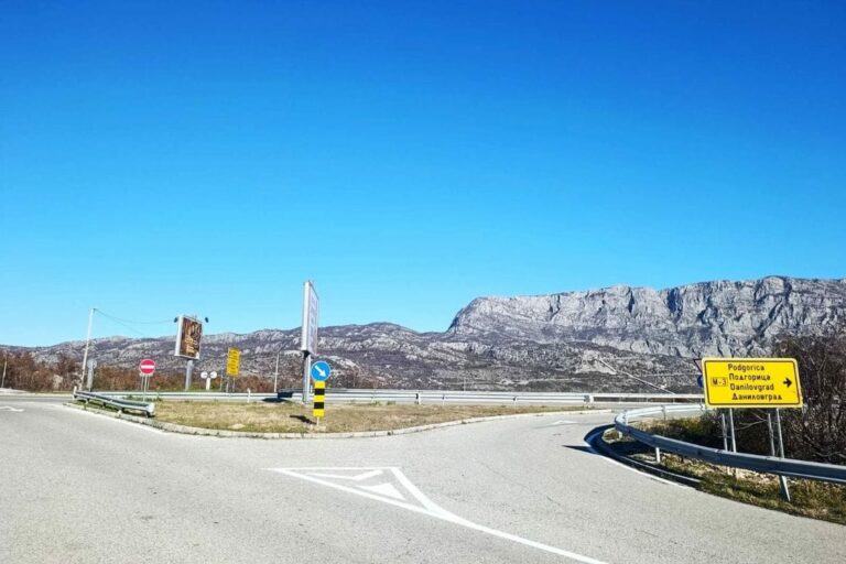 Uprava za saobraćaj: Unaprijeđena saobraćajna signalizacija na 20 ključnih raskrsnica
