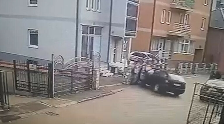 UZNEMIRUJUĆI VIDEO: Rožajac namjerno autom naletio na sugrađanina, pa ga udarao drvenom palicom, osumnjičen za pokušaj ubistva