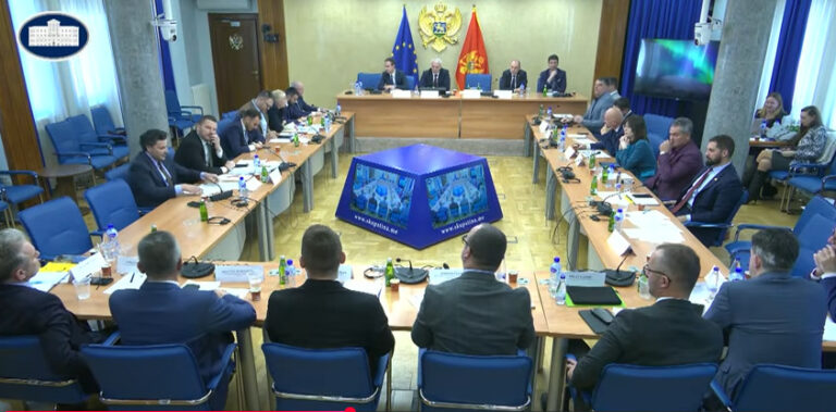 (VIDEO) Đukanović: Ti si potpuna budala; Abazović: Poći ćeš u zatvor