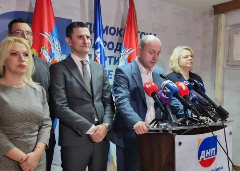 Knežević: DNP predložila SCG da na dnevni red stavi izmjene Zakona o državnom simbolima i da se trobojka normira kao narodna zastava
