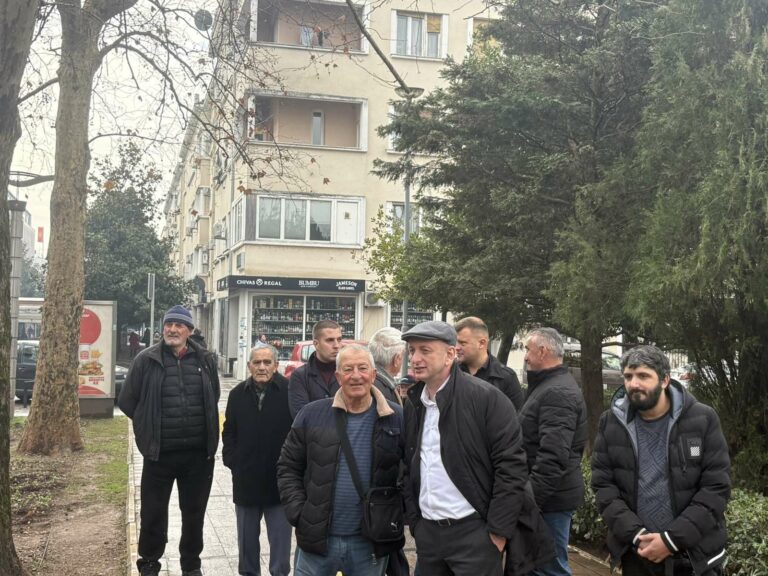 Botunjani ispred zgrade Glavnog grada, uručiće odluku SO Zeta