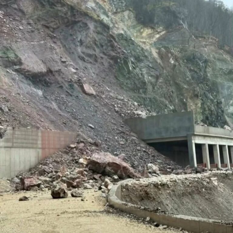 Kiša pokrenula klizište na Sokolovini, put neprohodan