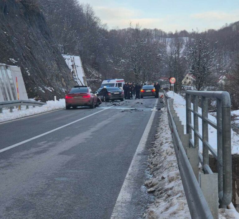 Saobraćajna nezgoda kod Skrbuše: Tri policijska službenika povrijeđena u sudaru s vozilom iz Ukrajine