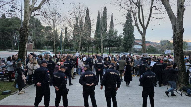 Protest roditelja: Vakcinacija treba biti izbor, a ne ucjena