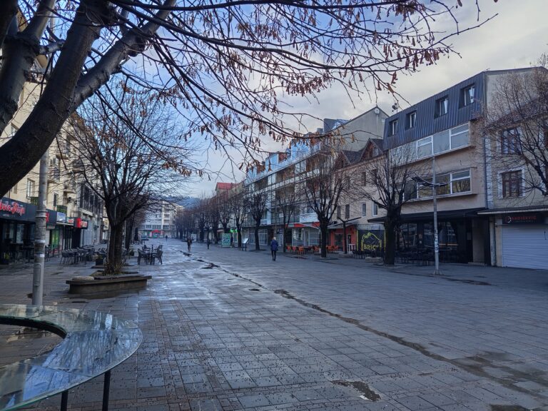 Vjetar, povremeno olujne jačine, do 17 stepeni