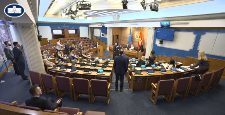 Skupština: Prekinuta sjednica nakon što je Pejović oduzeo riječ Vuković Kuč