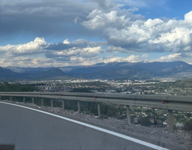 Stanje na putevima: Radovi na više dionica, poštovati saobraćajnu signalizaciju