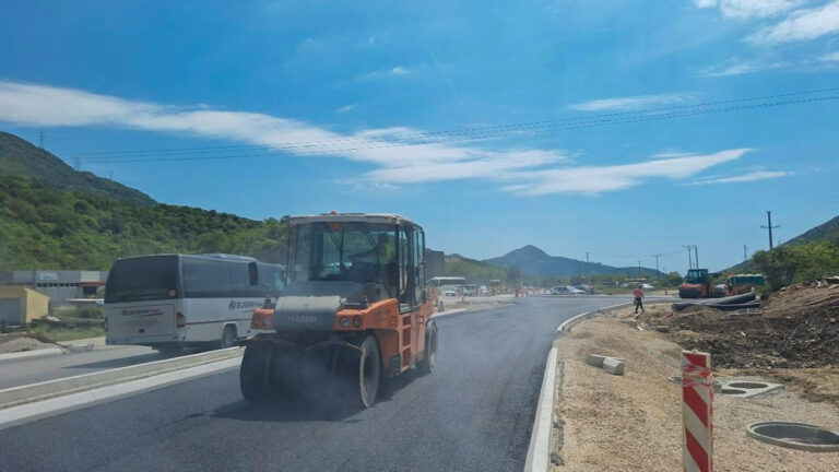 Radulović saopštio: Bulevar Tivat–Jaz završen 88%, asfaltiran još jedan dio trase