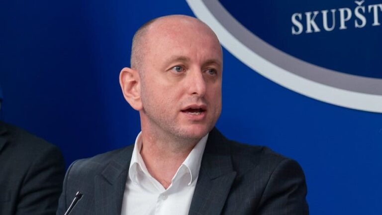 Knežević: “Meni spočitavaju Vučića, a oni čekaju na šalteru instrukcije od Satlera”