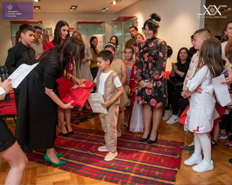 MPNI: Sinoć je u izložbenom prostoru Polimskog muzeja održana dječja revija pod nazivom ,,Niti mašte – tradicija u novom ruhu“